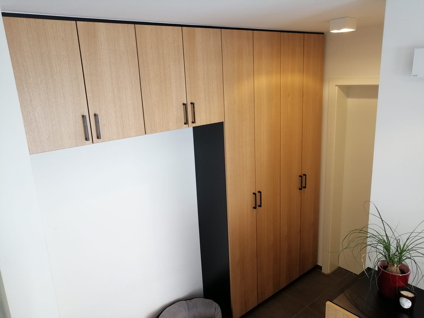 Schrank mit Hängeschränken Schrank mit Hängeschränken